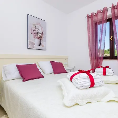 Melany - One Bedroom With Shared Terrace And Sea View
